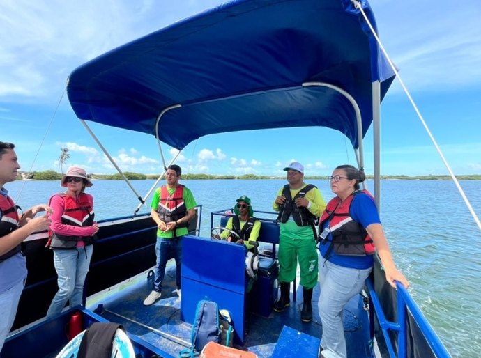 Autarquia de Limpeza Urbana apresenta Ecoboats para presidente do Crea-AL