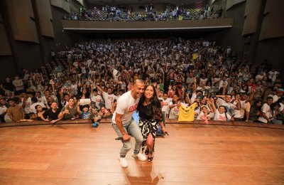 Cafu inspira alunos do município em palestra no encerramento da 10ª Bienal do Livro