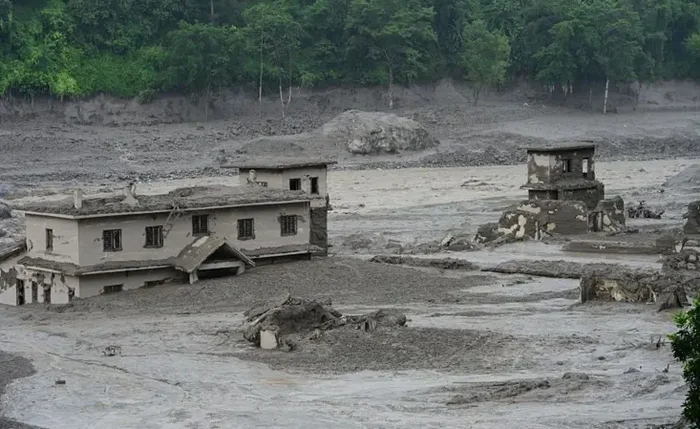 imagens de satélite do Nepal que mostram o antes e depois das áreas destruídas
