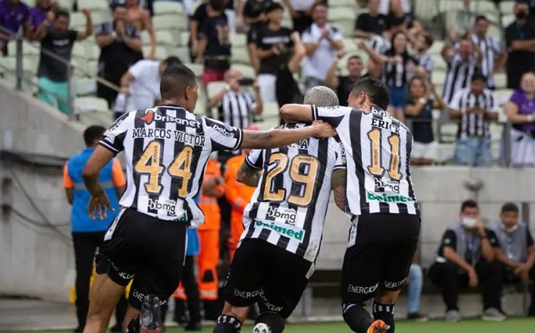 Corinthians leva virada do Ceará em noite de golaços e perde chance de ser líder