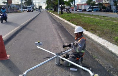 Ilumina começa a instalar luminárias de LED no acesso a Maceió