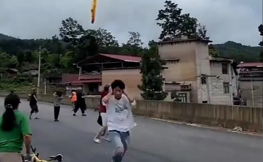 Destroços de foguete chinês caem sobre uma vila após lançamento em parceria com a França; vídeo