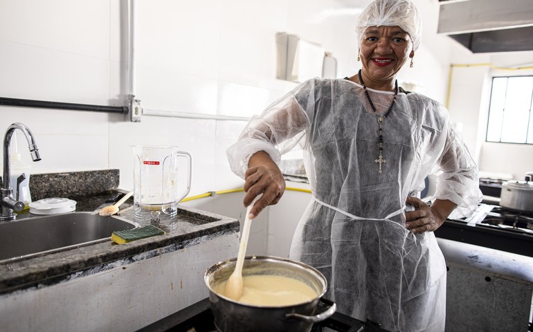 Pessoas em situação de rua participam de oficina culinária