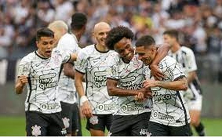 Torcida protesta no CT do Corinthians e Luxa age como 'escudo' para conter crise