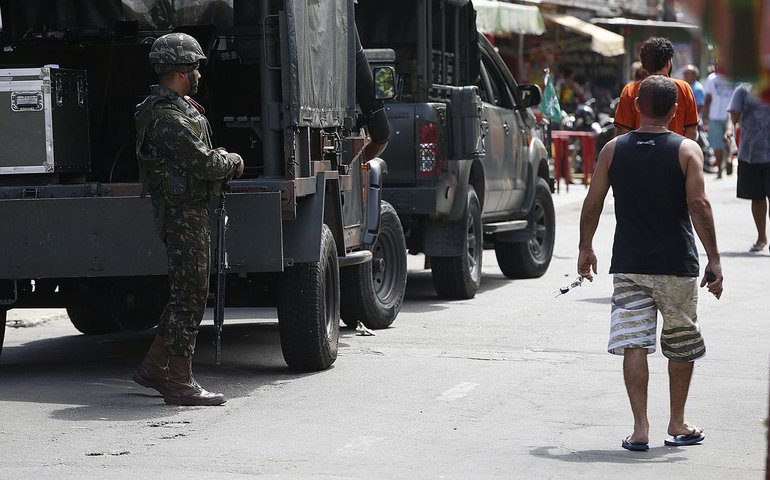 Polícias fazem operação para cumprir 56 mandados de prisão na Maré, no Rio