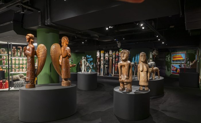 Arte Popular reúne obras de artistas de 21 estados brasileiros Arte Popular reúne obras de artistas de 21 estados brasileiros