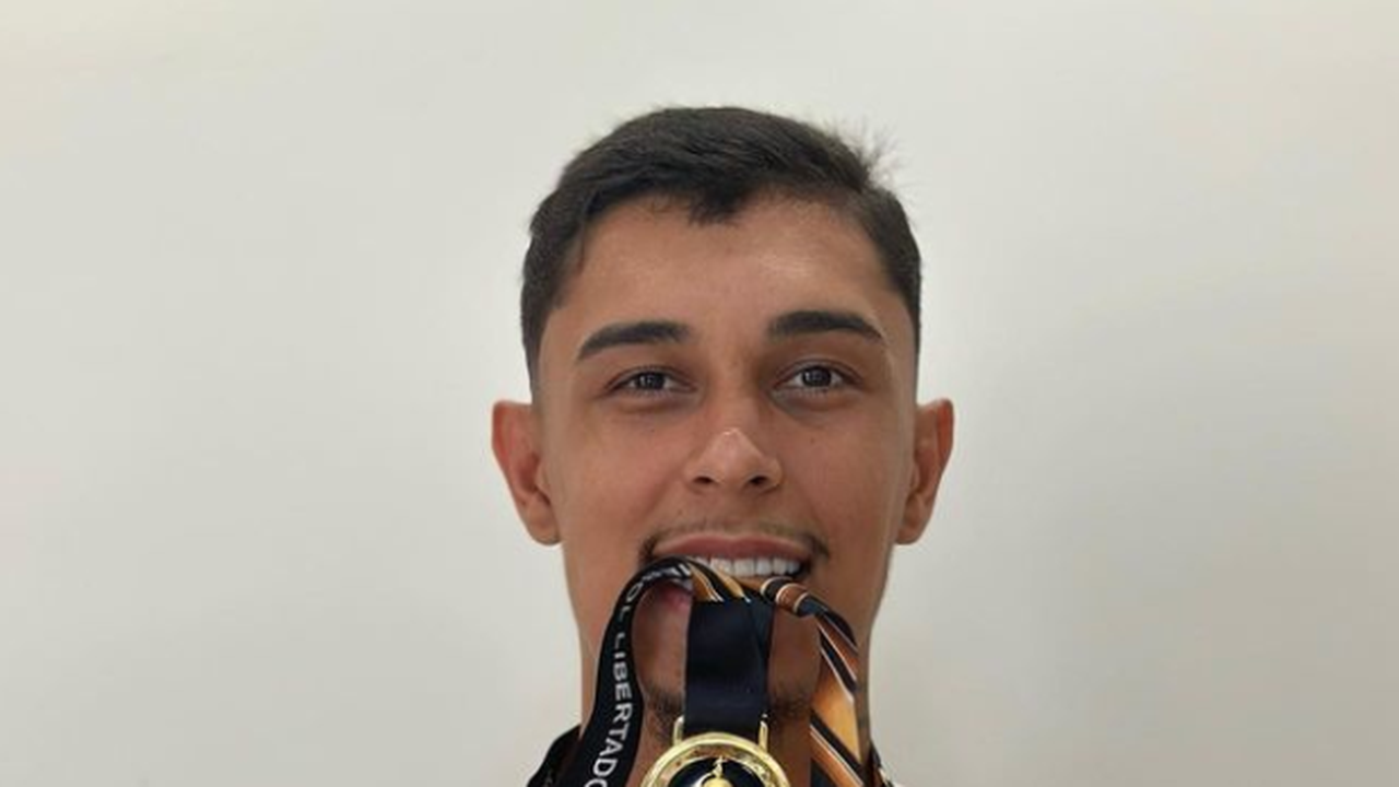 Vitor Mendes, que rescindiu com o Fluminense por envolvimento em apostas, posta foto com medalha da Libertadores