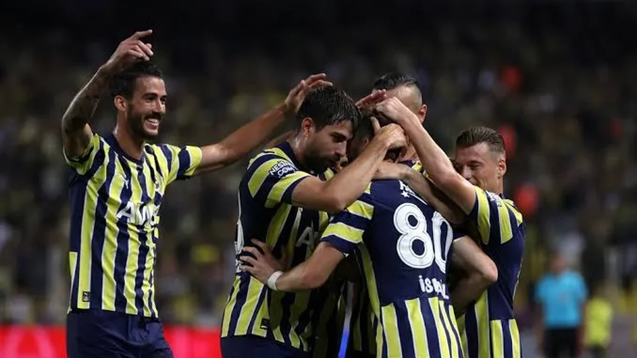 Fenerbahçe reforça a defesa e anuncia a contratação de ex-zagueiro do Manchester City
