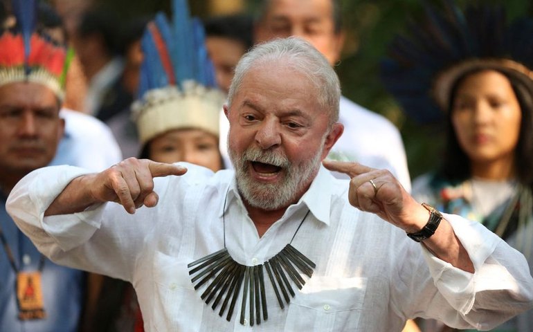 Lula diz que Bolsonaro faz motociata e não tem coragem de fazer comício
