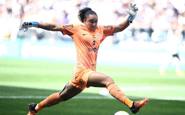 Goleira Lelê sofre grave lesão no joelho e desfalca seleção brasileira em Paris-2024