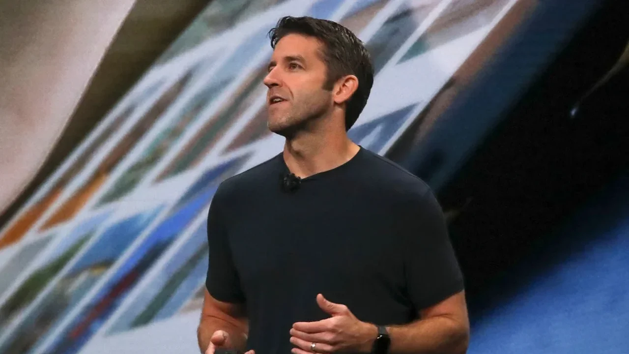 Novo CEO da Apple, John Ternus, assume o cargo após 15 anos de Tim Cook.