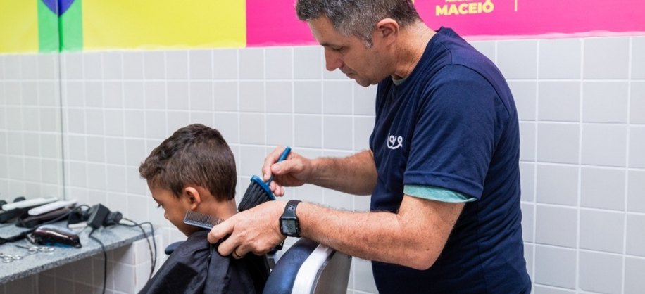 Cuidados com a aparência, como o corte de cabelo, elevam a autoestima das crianças. Foto: Secom Maceió