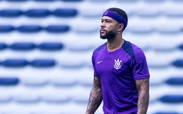 Depay detona gramado do Allianz em vídeo divulgado pelo Corinthians: 'Campo de m...'