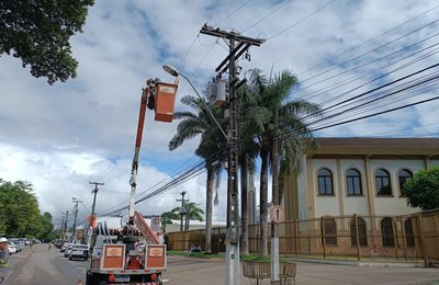 Avenida e Praça Santa Rita de Cássia, no Farol, recebem nova iluminação em LED