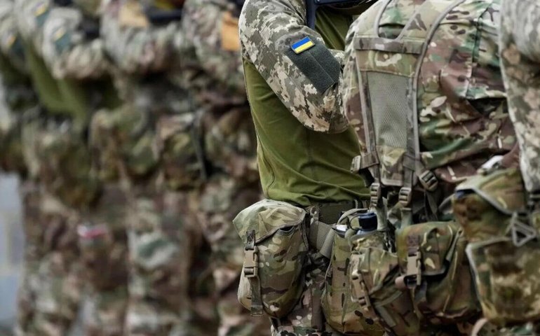 Alta taxa de mortalidade expõe drama dos mercenários britânicos na Ucrânia, diz jornalista