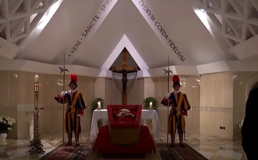 Papa Francisco rompe tradição e escolhe funeral simples no Vaticano; veja imagens