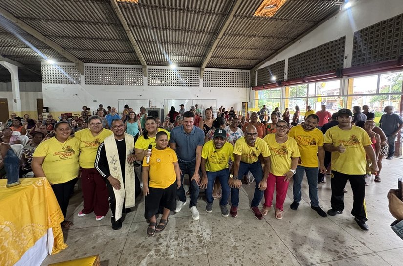 Rui Palmeira participa da entrega de uma tonelada de peixe e arroz a famílias em Fernão Velho
