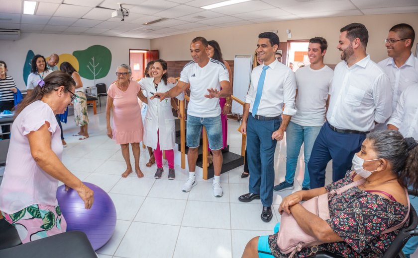 Prefeito JHC e Cafu visitam espaço Casa da Juventude no bairro do Prado