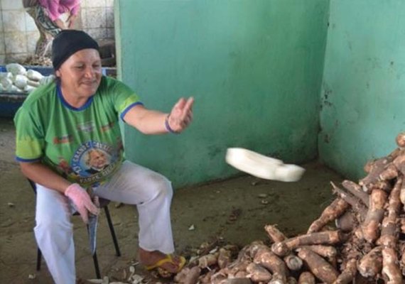 Famílias do povoado Mata Limpa comemoram reativação de Casa de Farinha