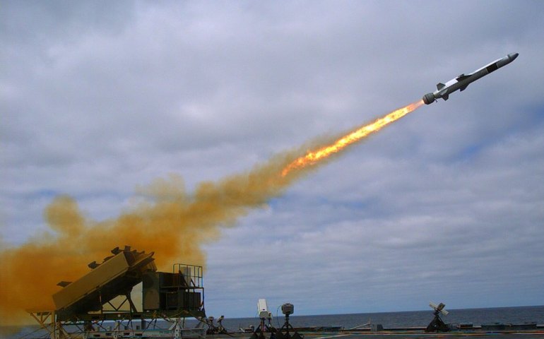 Trump busca resolver crise econômica dos EUA com hostilidades externas, avalia especialista