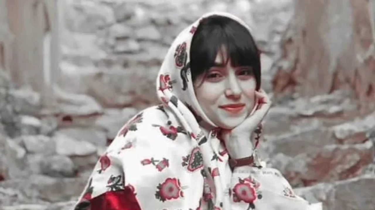 Parastoo Ahmadi: quem é a cantora iraniana condenada a 74 chibatadas por cantar sem hijab