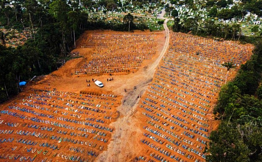 Brasil notifica 447 mortes por covid em 24h; média continua abaixo de 400