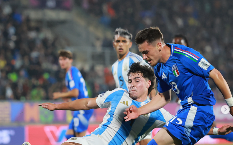 Antes de final do Mundial Sub-20, capitães de Argentina e Marrocos posam com troféu no mirante mais alto da América do Sul