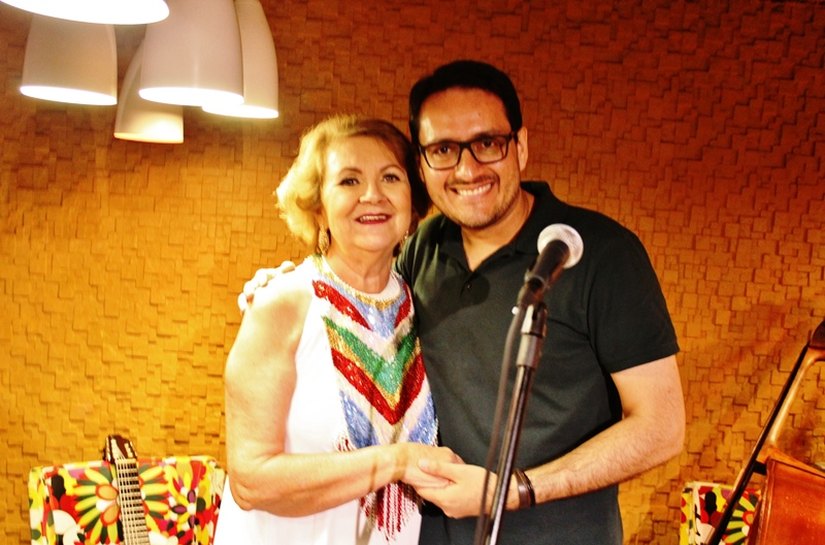 Leureny retorna à Comedoria neste sábado cantando olho no olho