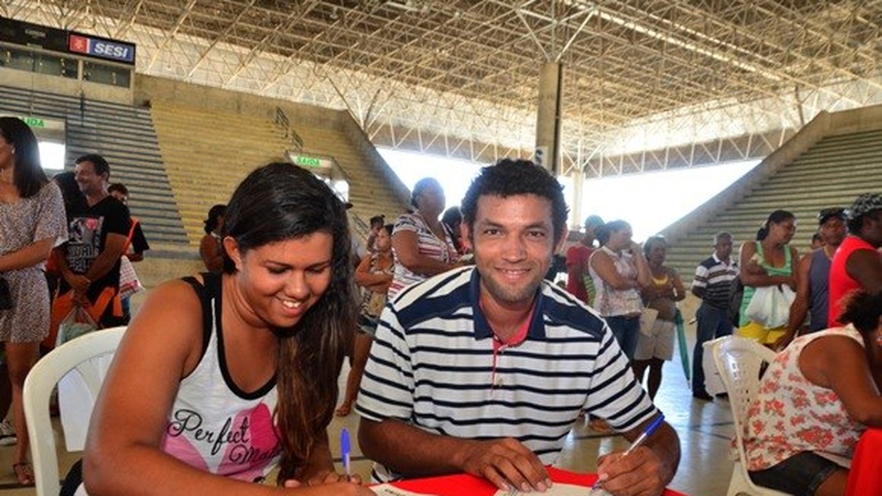 Novos moradores do conjunto José Aprígio Vilela assinam contratos