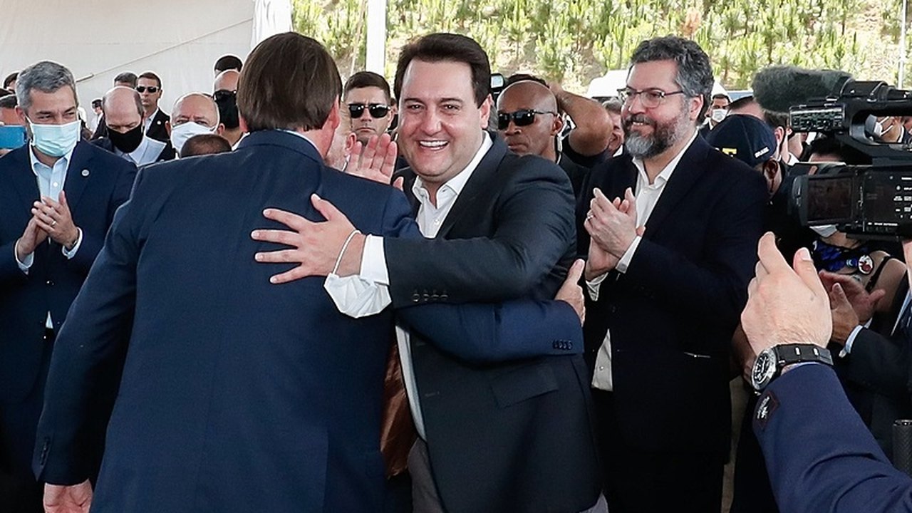 Bolsonaro chega a Foz do Iguaçu (PR) e é recebido pelo governador Ratinho Junior