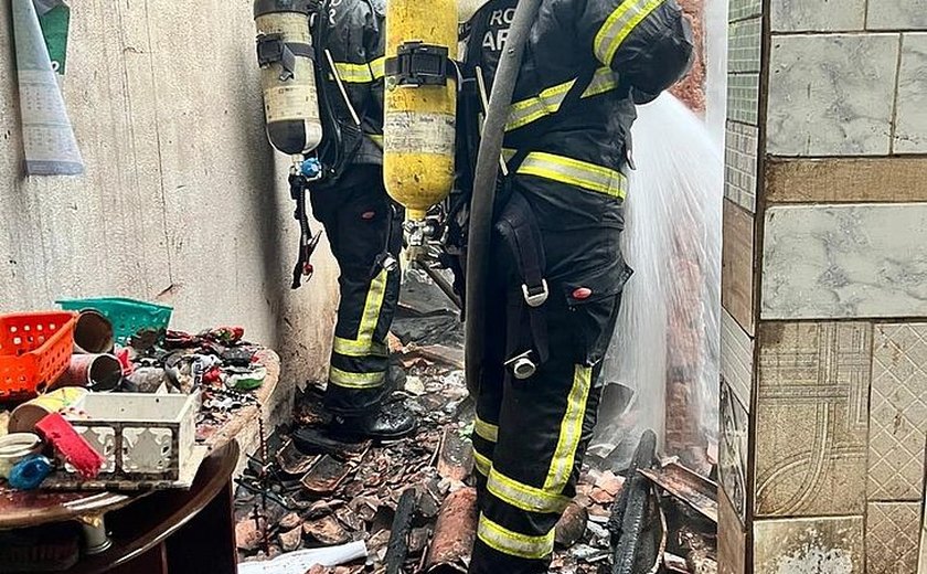 Incêndio destrói residência na Chã de Jaqueira, em Maceió