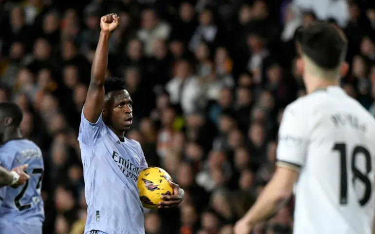 LaLiga investiga vídeo de menino chamando Vinicius Jr. de macaco no estádio do Valência
