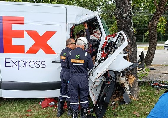 Van desgovernada colide em árvore e espalha caixas de tomate em Maceió