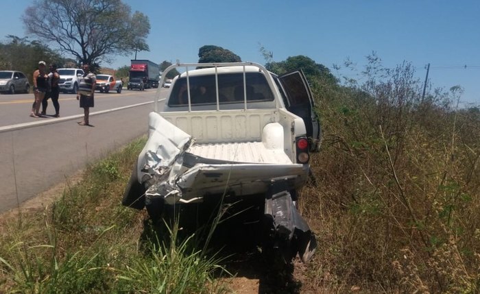 Um caminhão, uma caminhonete L 200 e um Fiat Uno estiveram envolvidos