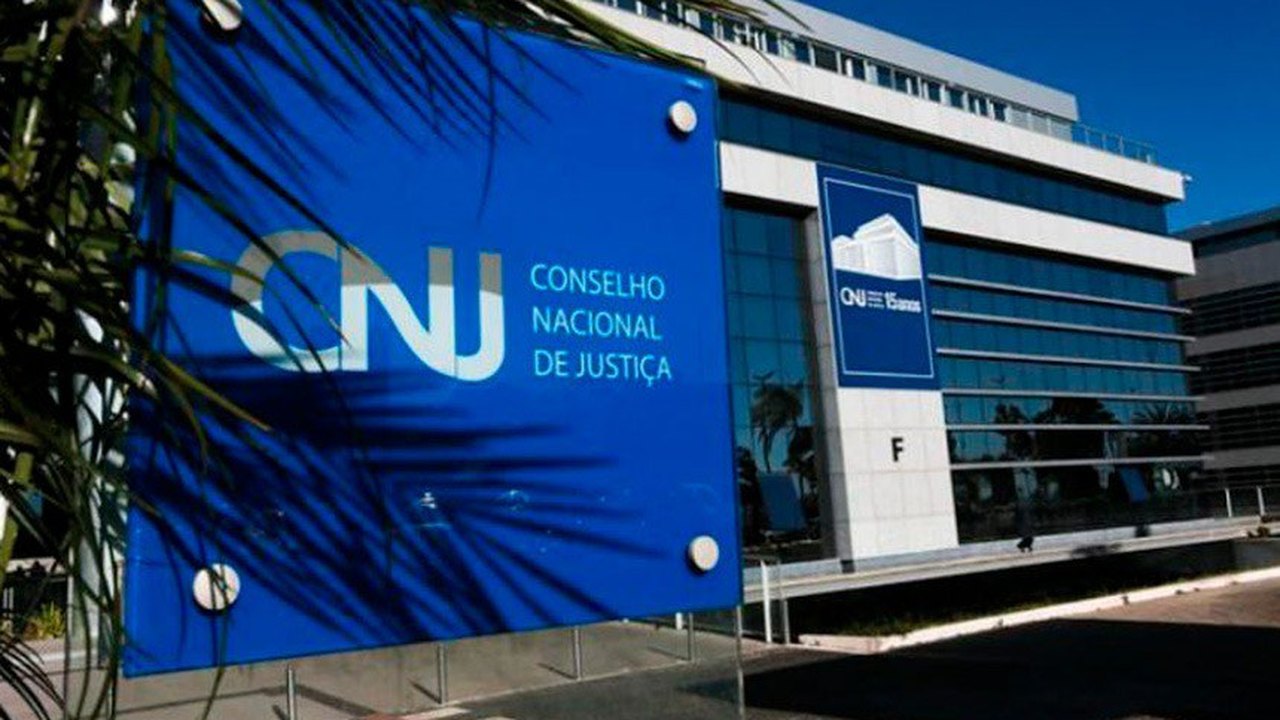 Quem é e quanto ganha juíza de SC afastada por gritar com testemunha em audiência