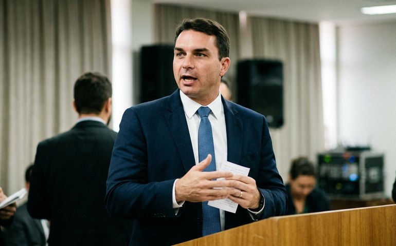 Flávio Bolsonaro propõe remuneração por hora como alternativa ao fim da escala 6x1