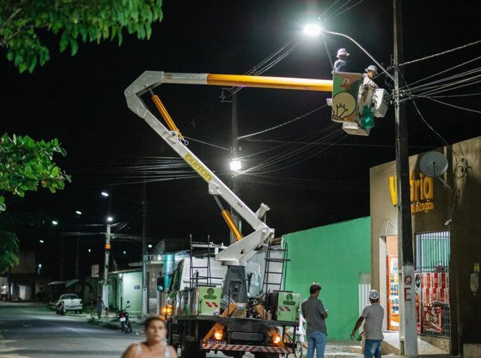 Prefeitura começa implantação de iluminação de LED no conjunto Newton Pereira