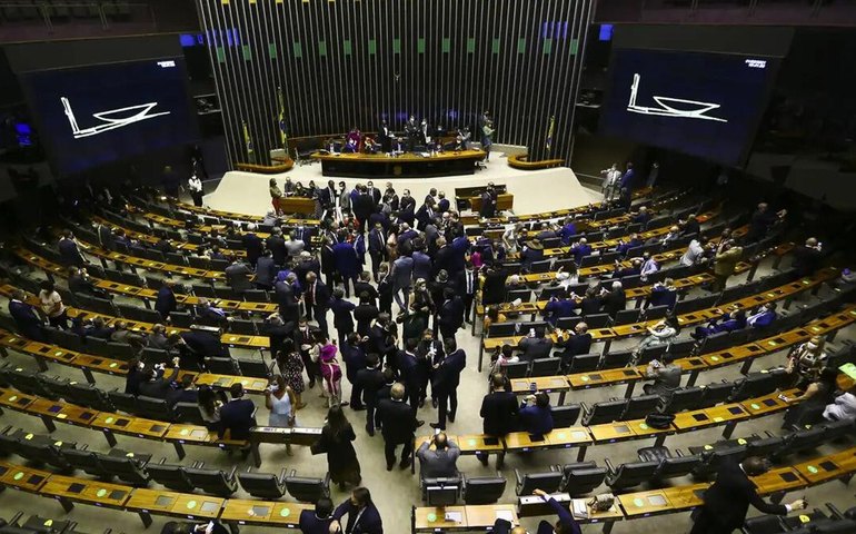 Centrão e bolsonarismo reforçam aliança na Câmara e impõem derrota ao governo Lula com PL Antifacção