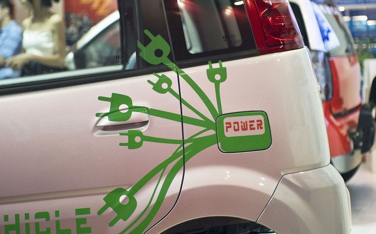 China amplia liderança e mira trilhões em investimentos em energia limpa