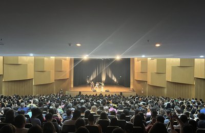 Sucesso de bilheteria, stand up “E Agora?” de Afonso Padilha lota Teatro Gustavo Leite