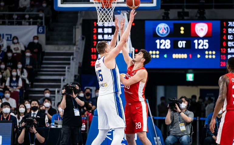 Nikola Jokic supera Sengun e lidera vitória dos Nuggets sobre os Rockets na prorrogação