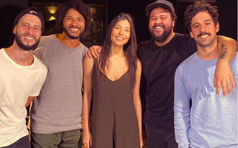 Bruna Magalhães e banda Zimbra em single radiofônico