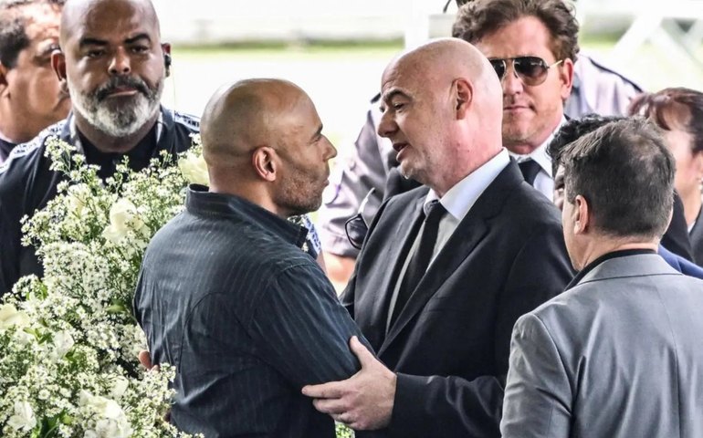 Infantino chega ao velório de Pelé e pede estádios com nome do Rei no mundo todo