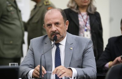 Deputado Antônio Albuquerque pede punições severas contra invasões em escolas