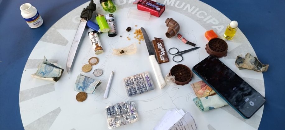 Além das pedras de crack apreendidas, outros entorpecentes e materiais utilizados para o consumo e a comercialização das drogas também foram apreendidos. Foto: Ascom Semsc