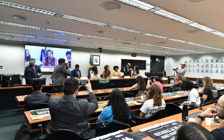 Ganhos com exploração de petróleo não se traduzem em desenvolvimento, afirmam debatedores