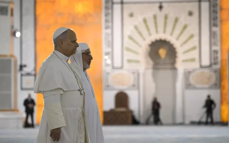 Papa visita mesquita histórica na Argélia e pede paz