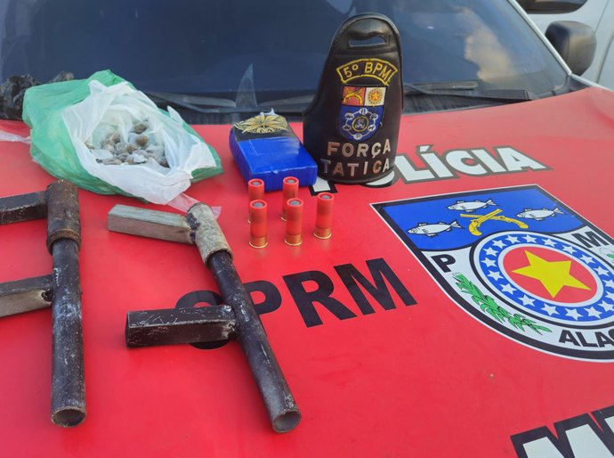 Operações da PM terminam em flagrante de menor com drogas e armas e prisão de suspeito por tráfico