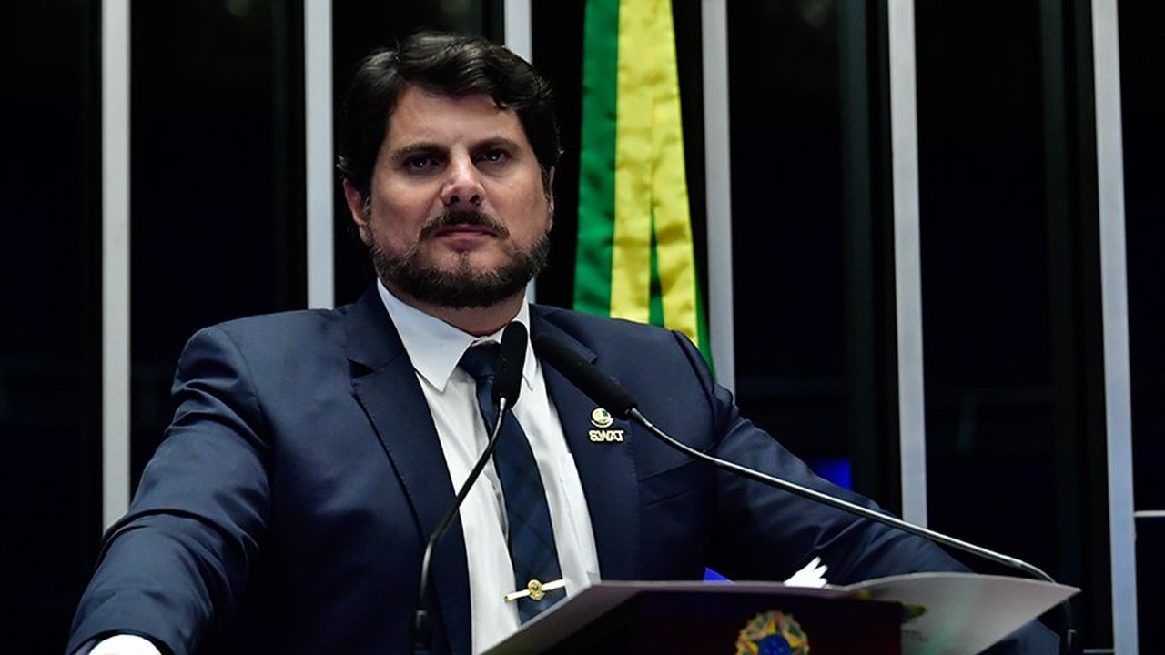 Marcos do Val posta conversa com Bolsonaro após recuperar as redes sociais