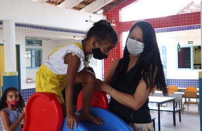 Educação entrega novos brinquedos em creches para desenvolvimento pedagógico